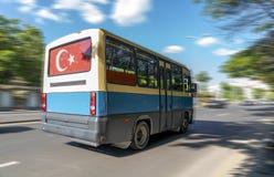 Det populära offentliga medlet av transport kallas ’dolmus på gatan Ankara Turkiet royaltyfri bild Det populära offentliga medlet av transport kallas ’dolmus på gatan Ankara Turkiet royaltyfri bild