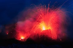 Det Strombolian utbrottet från den Stromboli vulkan med lava skuggar explosion arkivfoto Det Strombolian utbrottet från den Stromboli vulkan med lava skuggar explosion arkivfoto