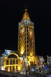 Det upplysta klockatornet med den guld- tornspiran stiger över gatan av den gamla staden, Batumi, Georgia royaltyfri fotografi Det upplysta klockatornet med den guld- tornspiran stiger över gatan av den gamla staden, Batumi, Georgia royaltyfri fotografi