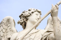 Detail der Bernini-Statue des Engels mit der Lanze auf der Brücke Sant ‚Angelo in Rom stockfotografie Detail der Bernini-Statue des Engels mit der Lanze auf der Brücke Sant ‚Angelo in Rom stockfotografie