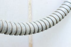 Detail des schmutzigen verkalkten Duschschlauches mit limescale oder Kalkablagerung auf ihr, Abschluss oben stockfoto Detail des schmutzigen verkalkten Duschschlauches mit limescale oder Kalkablagerung auf ihr, Abschluss oben stockfoto