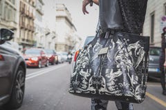 Detail einer Tasche außerhalb des Cavalli-Modeschaugebäudes für Milan Mens Mode-Woche 2015 Stockfotos Detail einer Tasche außerhalb des Cavalli-Modeschaugebäudes für Milan Mens Mode-Woche 2015 Stockfotos