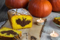 Detail on a Halloween Pumpkin cake with a cocoa bat symbol on the cut royalty free stock images Detail on a Halloween Pumpkin cake with a cocoa bat symbol on the cut royalty free stock images