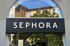 Detail van de Sephora-opslag in Bergamo, Italië Het is een Franse die merk en een ketting van schoonheidsmiddelenopslag in Parijs stock fotografie Detail van de Sephora-opslag in Bergamo, Italië Het is een Franse die merk en een ketting van schoonheidsmiddelenopslag in Parijs stock fotografie