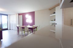 Detail van keuken en dinning ruimte met kleurrijke lijst en stoelen stock afbeelding Detail van keuken en dinning ruimte met kleurrijke lijst en stoelen stock afbeelding