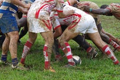Detail van rugbyspelers die pret op een modderig gebied hebben royalty-vrije stock foto Detail van rugbyspelers die pret op een modderig gebied hebben royalty-vrije stock foto