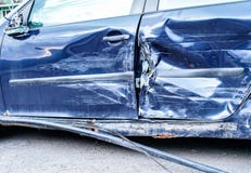 Detail van verpletterde auto na ongeval, blauwe metaalplaten op zij misvormde deur royalty-vrije stock foto Detail van verpletterde auto na ongeval, blauwe metaalplaten op zij misvormde deur royalty-vrije stock foto