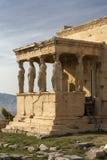 Detail von Karyatidestatuen auf dem Parthenon auf Akropolis-Hügel, Athen, Griechenland Zahlen des Karyatide-Portals des Erechthei stockbilder Detail von Karyatidestatuen auf dem Parthenon auf Akropolis-Hügel, Athen, Griechenland Zahlen des Karyatide-Portals des Erechthei stockbilder