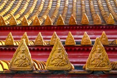 Detalhe de telhas no telhado de um templo budista imagens de stock Detalhe de telhas no telhado de um templo budista imagens de stock