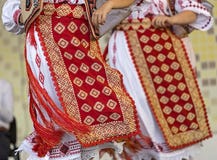 Detalhe de trajes populares romenos tradicionais para mulheres fotografia de stock royalty free Detalhe de trajes populares romenos tradicionais para mulheres fotografia de stock royalty free