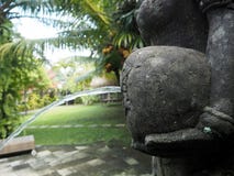 Detalhe do jarro de uma estátua da fonte em um jardim em Bali, Indonésia imagens de stock royalty free Detalhe do jarro de uma estátua da fonte em um jardim em Bali, Indonésia imagens de stock royalty free