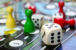 Detalhes de diversos jogos de mesa e partes coloridos do jogo imagens de stock royalty free Detalhes de diversos jogos de mesa e partes coloridos do jogo imagens de stock royalty free