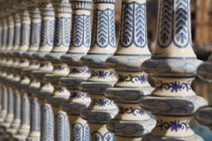 Detalj av en keramisk dekorerad räckeledstång i Sevilla Seville i sydliga Spanien framme av den berömda Plazaen de Espana royaltyfria bilder Detalj av en keramisk dekorerad räckeledstång i Sevilla Seville i sydliga Spanien framme av den berömda Plazaen de Espana royaltyfria bilder