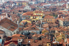 Detalj av Venedig tak som ses från klockatornet i fyrkant för St Mark ` s Arkivbilder Detalj av Venedig tak som ses från klockatornet i fyrkant för St Mark ` s Arkivbilder