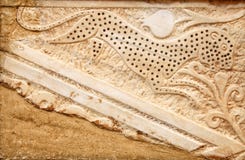 Detalj för stenbasreliefskulptur på den forntida väggen royaltyfri foto Detalj för stenbasreliefskulptur på den forntida väggen royaltyfri foto