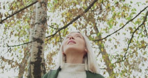 Detalj på framsida Caucasian blond kvinnaslomo som går till och med nedgångträn Efter främst gimbal Verkligt barn för historieber stock video Detalj på framsida Caucasian blond kvinnaslomo som går till och med nedgångträn Efter främst gimbal Verkligt barn för historieber stock video