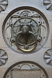 Detaljdörr av domkyrkan Trento, Italien royaltyfri bild Detaljdörr av domkyrkan Trento, Italien royaltyfri bild
