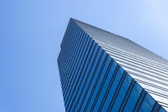 Detaljer av kontorsbyggnadyttersida Affärsbyggnadshorisont som ser upp med blå himmel Modern arkitekturlägenhet Tekniskt avancera royaltyfri fotografi Detaljer av kontorsbyggnadyttersida Affärsbyggnadshorisont som ser upp med blå himmel Modern arkitekturlägenhet Tekniskt avancera royaltyfri fotografi