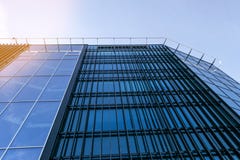 Detaljer av kontorsbyggnadyttersida Affärsbyggnadshorisont som ser upp med blå himmel Modern arkitekturlägenhet Tekniskt avancera royaltyfria foton Detaljer av kontorsbyggnadyttersida Affärsbyggnadshorisont som ser upp med blå himmel Modern arkitekturlägenhet Tekniskt avancera royaltyfria foton