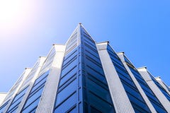 Detaljer av kontorsbyggnadyttersida Affärsbyggnadshorisont som ser upp med blå himmel Modern arkitekturlägenhet Tekniskt avancera royaltyfri bild Detaljer av kontorsbyggnadyttersida Affärsbyggnadshorisont som ser upp med blå himmel Modern arkitekturlägenhet Tekniskt avancera royaltyfri bild