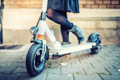 Detaljer av modernt trans., elektrisk sparksparkcykel, stående av flickan som rider stadstrans. royaltyfria foton Detaljer av modernt trans., elektrisk sparksparkcykel, stående av flickan som rider stadstrans. royaltyfria foton