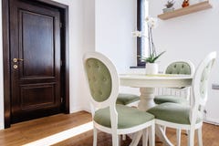 Detaljer för inredesign - modernt möblemang som äter middag tabellen med stolar i kök arkivbild Detaljer för inredesign - modernt möblemang som äter middag tabellen med stolar i kök arkivbild