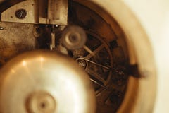 Detalle de la maquinaria del reloj en la tabla imagenes de archivo Detalle de la maquinaria del reloj en la tabla imagenes de archivo
