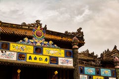 Detalle de la puerta adornada a las pagodas en tonalidad, Vietnam de la ciudad Prohibida fotos de archivo libres de regalías Detalle de la puerta adornada a las pagodas en tonalidad, Vietnam de la ciudad Prohibida fotos de archivo libres de regalías