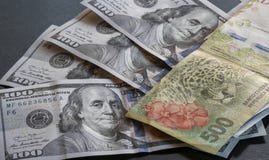 Detalle de una cuenta de quinientos Pesos al lado de d?lares imágenes de archivo libres de regalías Detalle de una cuenta de quinientos Pesos al lado de d?lares imágenes de archivo libres de regalías