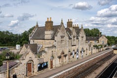 Detalle de una vieja y abanonded estación de tren vista así como su plataforma y vías ferroviarias fotos de archivo Detalle de una vieja y abanonded estación de tren vista así como su plataforma y vías ferroviarias fotos de archivo