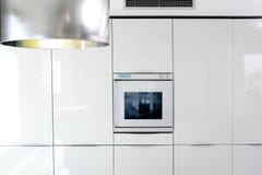 Detalle moderno de la configuración del horno blanco de la cocina Foto de archivo libre de regalías Detalle moderno de la configuración del horno blanco de la cocina Foto de archivo libre de regalías