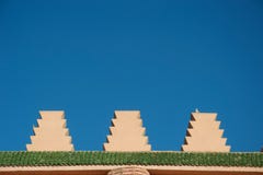 Detalle simétrico de la arquitectura marroquí contra el cielo, con una paloma imágenes de archivo libres de regalías Detalle simétrico de la arquitectura marroquí contra el cielo, con una paloma imágenes de archivo libres de regalías