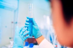 Detalles del especialista médico del investigador, manos de las bio muestras de la prueba del ingeniero en el ambiente profesiona fotografía de archivo libre de regalías Detalles del especialista médico del investigador, manos de las bio muestras de la prueba del ingeniero en el ambiente profesiona fotografía de archivo libre de regalías