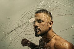 Determina??o a suceder Homem muscular que tem a determinação e o compromisso internos para quebrar a parede de vidro Latino deter fotografia de stock Determina??o a suceder Homem muscular que tem a determinação e o compromisso internos para quebrar a parede de vidro Latino deter fotografia de stock