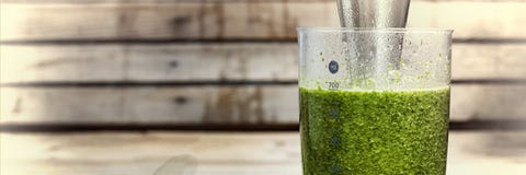 Detoxdrink som göras från spenat, gurkan, limefrukt och avokadot Riktig näring DETOXdrink som göras från gröna grönsaker i en bla royaltyfri fotografi Detoxdrink som göras från spenat, gurkan, limefrukt och avokadot Riktig näring DETOXdrink som göras från gröna grönsaker i en bla royaltyfri fotografi