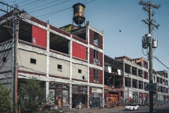 Detroit Michigan, Förenta staterna - Oktober 2018: Utvändig sikt av den övergav Packard automatiska växten med vattentornet arkivbilder Detroit Michigan, Förenta staterna - Oktober 2018: Utvändig sikt av den övergav Packard automatiska växten med vattentornet arkivbilder