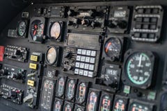 Dettagli del pannello di controllo nella cabina di pilotaggio militare dell'elicottero fotografia stock Dettagli del pannello di controllo nella cabina di pilotaggio militare dell'elicottero fotografia stock