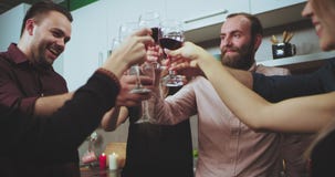 Dettagli di grande gruppo di acclamazioni delle signore e dei giovani tipi con i vetri di vino davanti alla macchina fotografica archivi video Dettagli di grande gruppo di acclamazioni delle signore e dei giovani tipi con i vetri di vino davanti alla macchina fotografica archivi video