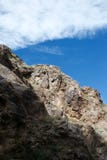 Dettaglio delle rocce della montagna, parte soleggiata e protetta parzialmente fotografia stock Dettaglio delle rocce della montagna, parte soleggiata e protetta parzialmente fotografia stock