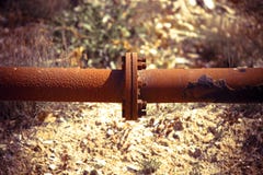 Dettaglio di una conduttura arrugginita - immagine di concetto con la scenetta aggiunta Fotografie Stock Libere da Diritti Dettaglio di una conduttura arrugginita - immagine di concetto con la scenetta aggiunta Fotografie Stock Libere da Diritti