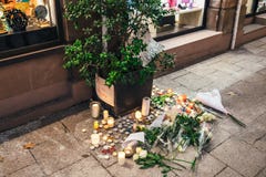 Deuil dans des habitants de Strasbourg versant l'hommage sur des victimes de Terro image libre de droits Deuil dans des habitants de Strasbourg versant l'hommage sur des victimes de Terro image libre de droits