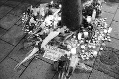 Deuil dans des habitants de Strasbourg versant l'hommage sur des victimes de Terro image stock Deuil dans des habitants de Strasbourg versant l'hommage sur des victimes de Terro image stock
