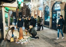 Deuil dans des habitants de Strasbourg versant l'hommage sur des victimes de Terro image libre de droits Deuil dans des habitants de Strasbourg versant l'hommage sur des victimes de Terro image libre de droits