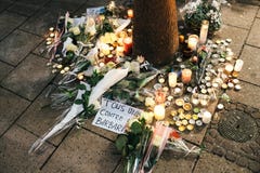 Deuil dans des habitants de Strasbourg versant l'hommage sur des victimes de Terro photographie stock libre de droits Deuil dans des habitants de Strasbourg versant l'hommage sur des victimes de Terro photographie stock libre de droits