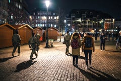 Deuil dans des habitants de Strasbourg versant l'hommage sur des victimes de Terro images stock Deuil dans des habitants de Strasbourg versant l'hommage sur des victimes de Terro images stock