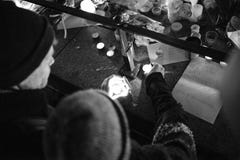 Deuil dans des habitants de Strasbourg versant l'hommage sur des victimes de Terro image libre de droits Deuil dans des habitants de Strasbourg versant l'hommage sur des victimes de Terro image libre de droits