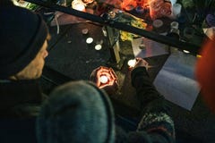 Deuil dans des habitants de Strasbourg versant l'hommage sur des victimes de Terro image libre de droits Deuil dans des habitants de Strasbourg versant l'hommage sur des victimes de Terro image libre de droits