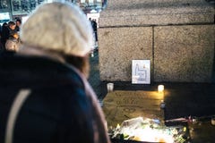 Deuil dans des habitants de Strasbourg versant l'hommage sur des victimes de Terro photographie stock Deuil dans des habitants de Strasbourg versant l'hommage sur des victimes de Terro photographie stock