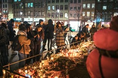 Deuil dans des habitants de Strasbourg versant l'hommage sur des victimes de Terro image libre de droits Deuil dans des habitants de Strasbourg versant l'hommage sur des victimes de Terro image libre de droits