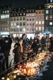 Deuil dans des habitants de Strasbourg versant l'hommage sur des victimes de Terro photographie stock libre de droits Deuil dans des habitants de Strasbourg versant l'hommage sur des victimes de Terro photographie stock libre de droits
